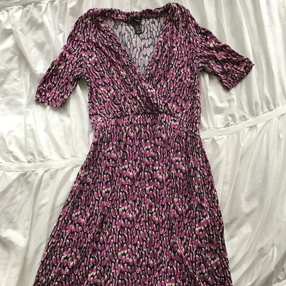 H&M Dresses & Skirts - Feather-Print Stretchy V-Neck H&M Dress
